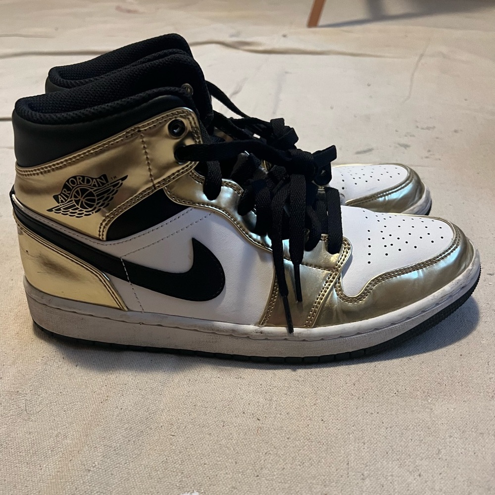 Nike Jordan 1 Black & Gold